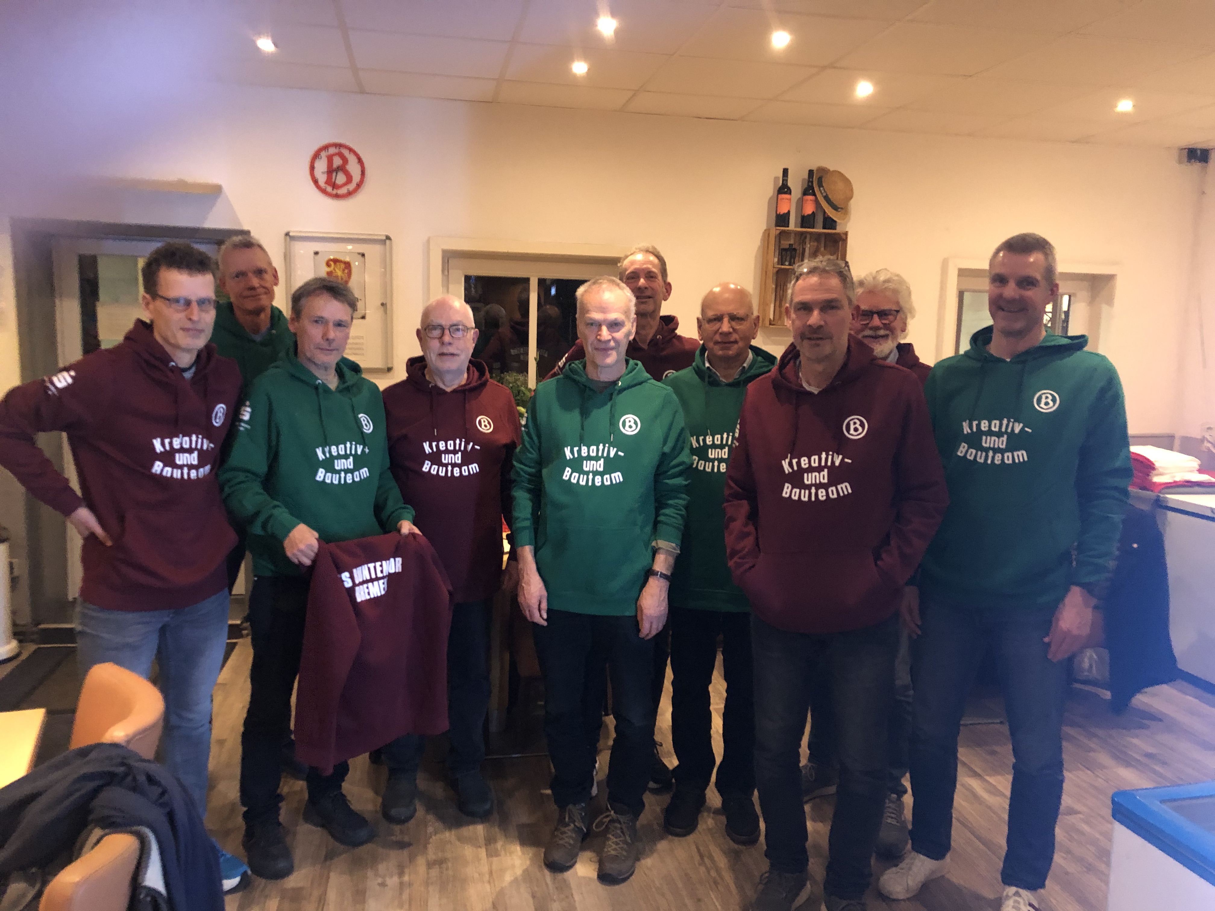 Kreativ und Bauteam Hoodieubergabe